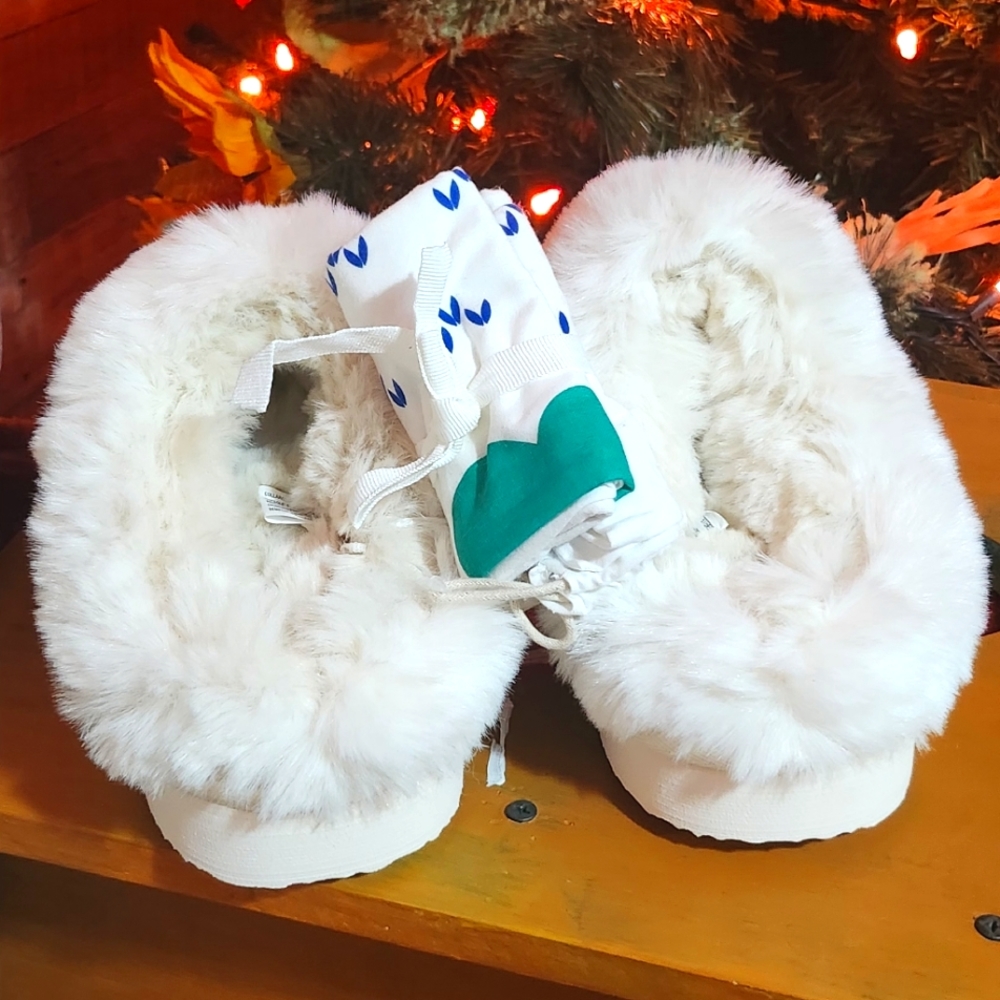 Cozy Green Grinch Slippers - Picture 4 of 8